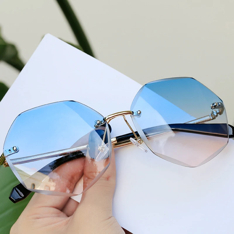 

2021 Fashion Gradient Sunglasses Women Ocean Cut Trimmed Lens Curved Temples Sun Glasses Female Oversized Sunglasses Rivet Shade
