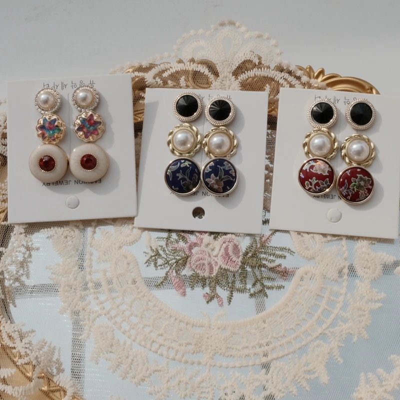 

3pairs/set Baroque Stud Earrings Retro Pattern Round Pearl Earrings Fashion Vintage French Style Women Ear Jewelry Wholesale