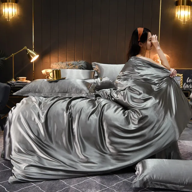 Голден силк постельное бельё. Роскошь шелка. Шелковая простынь фон. Роскошь шелка. Шелк цвет кэмел.