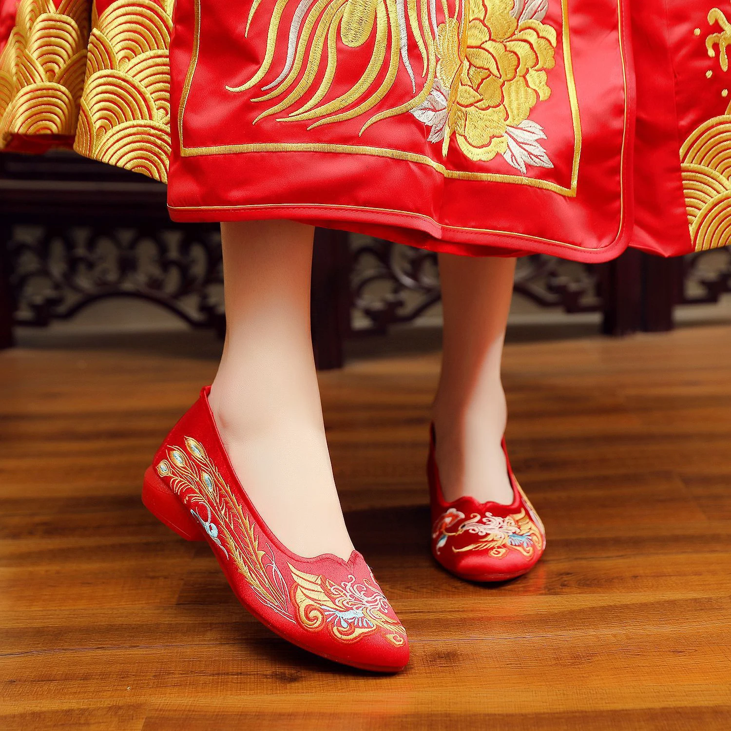 Традиционная китайская обувь женская. Корейская традиционная обувь. Китайская женская традиционная обувь свадьба. Китайские сапоги.