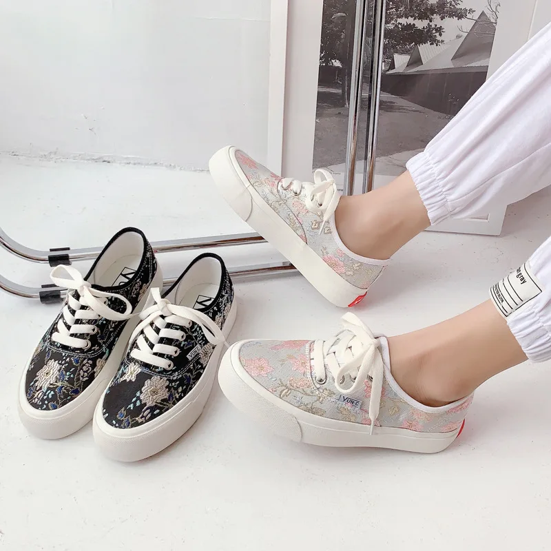 

Brand Ethnic Embroidery Floral Canvas Women's Shoes 2021 Retro Personality All-match Black Cloth Shoes Trend Sports Shoes Women