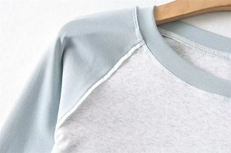 

Women's contrast Raglan long-sleeved T-shirt with seams detail