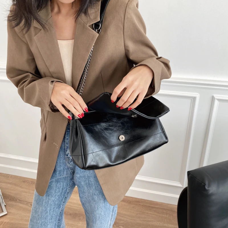 

Women Vintage Solid Color Chain Soft Leather Shoulder Handbags 2020 New fashion Messenger Bags Soft Flap Women Purse and purse
