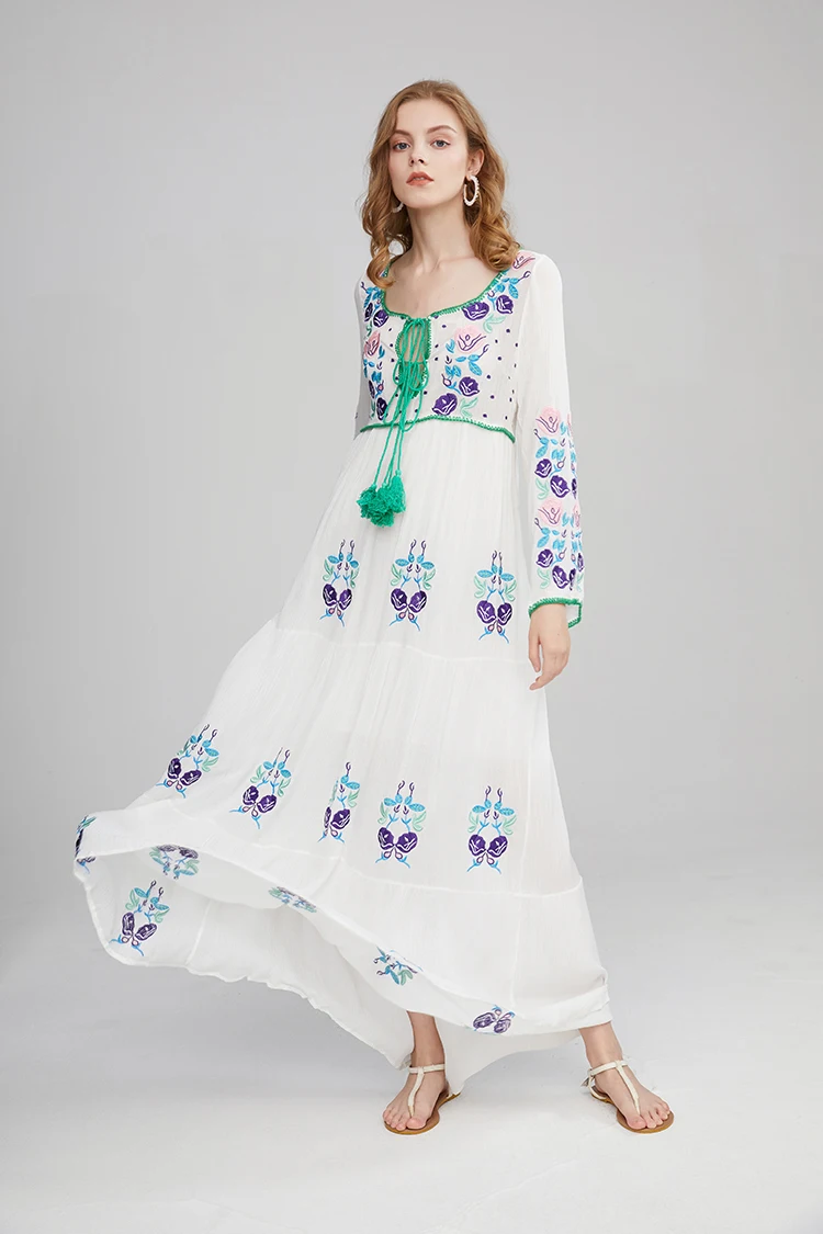 Модное красивое белое длинное платье с поясом украшенное цветочной вышивкой 2019