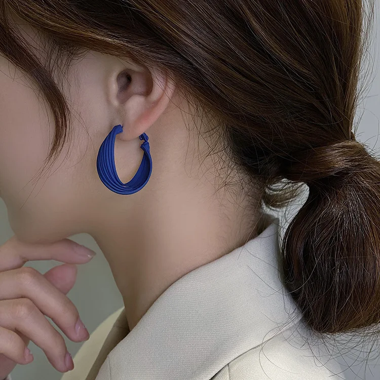 

Korean Simple Deep Blue Twisted Hoop Earrings For Women Fashion Jewelry Geometric Circle Boucle oreille Femme