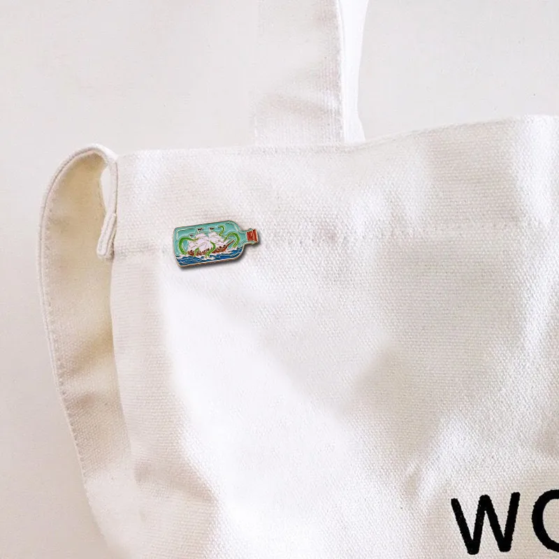 Корабль в бутылке атакованный морскими монстрами отворот булавка природа пейзаж