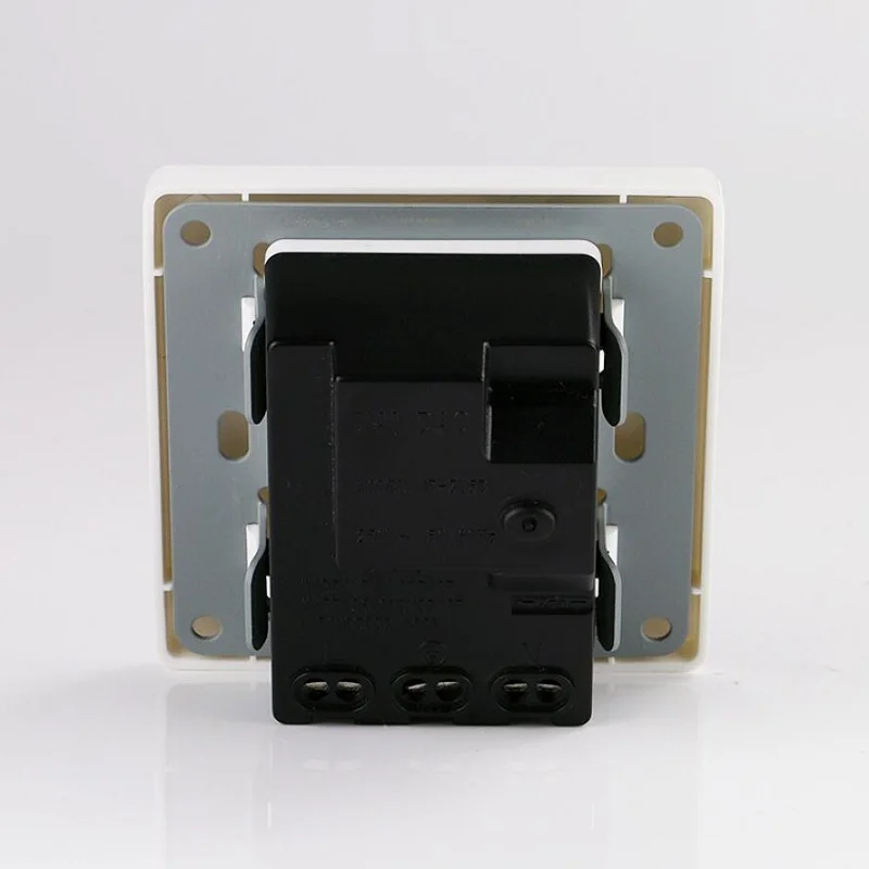 Настенная электрическая розетка с защитой от протечек универсальная стандарта