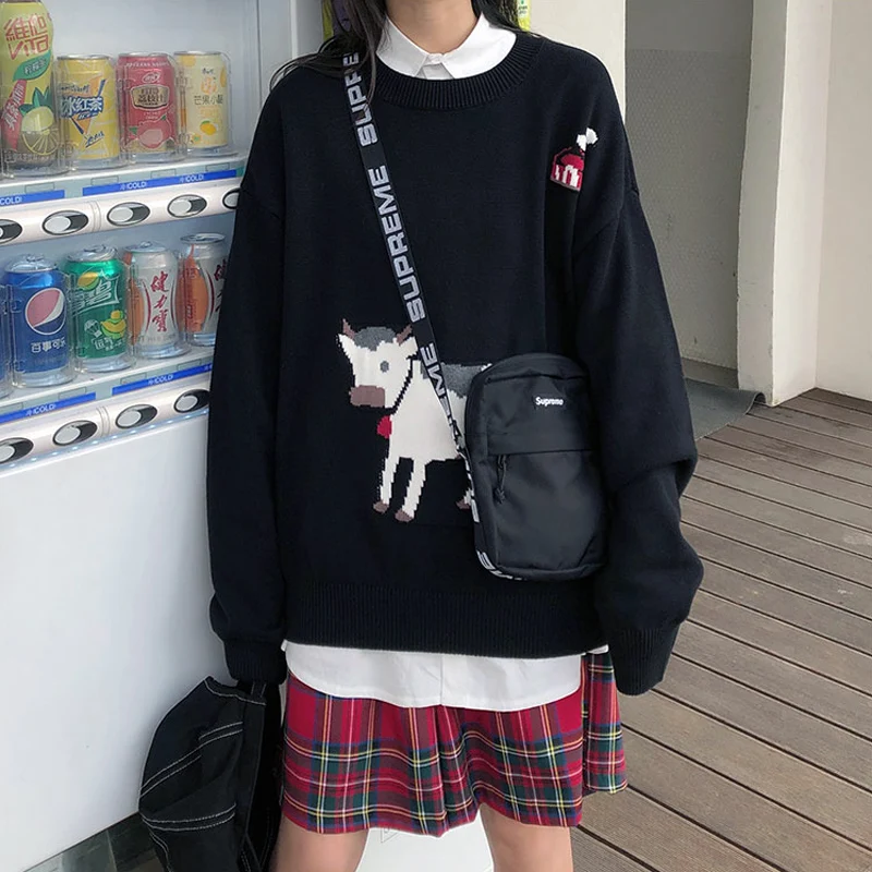 Свитер женский осенний с вышивкой в виде коровы круглым вырезом и длинным