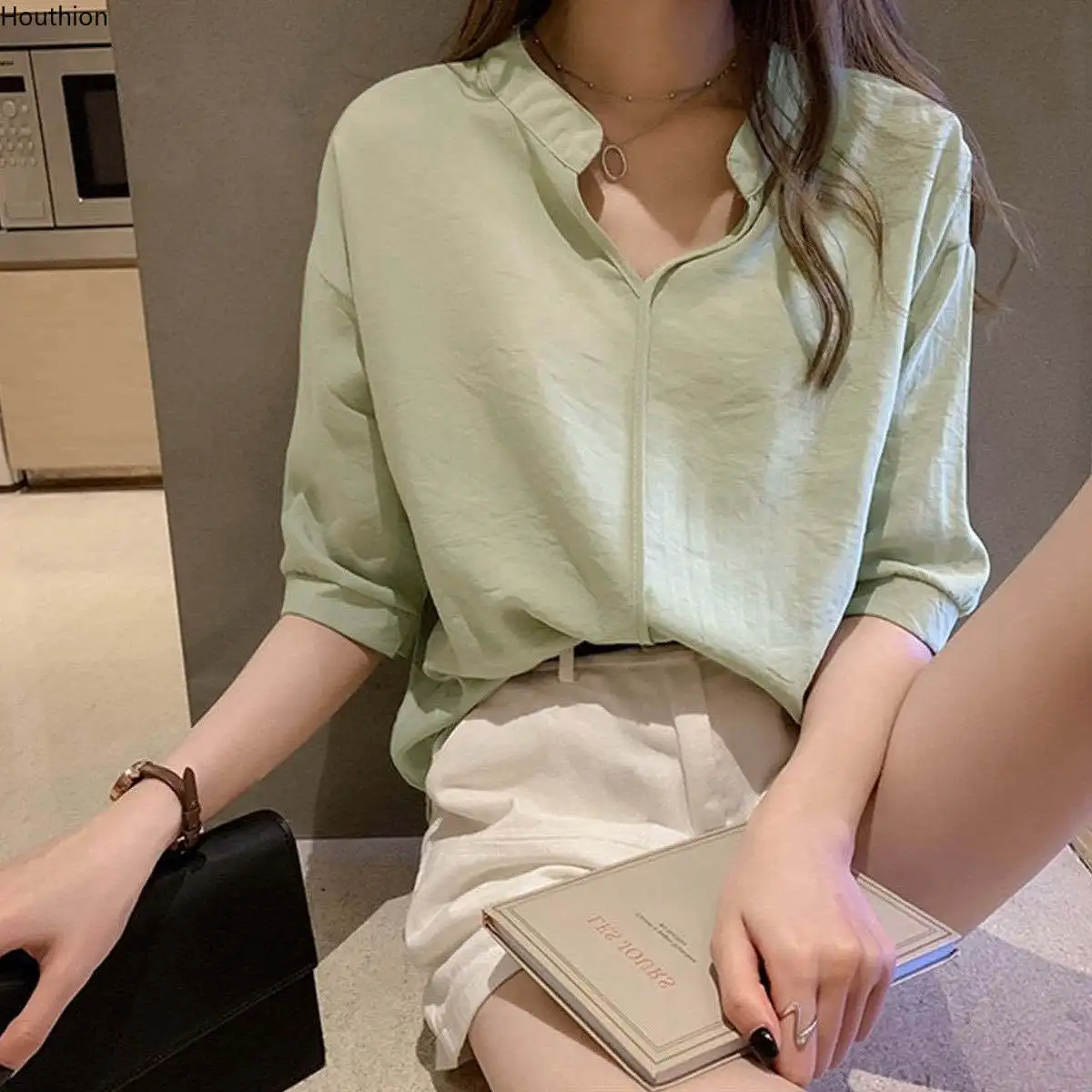 

Шифоновая Свободная Женская блузка, Новая повседневная блузка, модный топ с пятиконечными рукавами, Однотонная рубашка с V-образным вырезом...