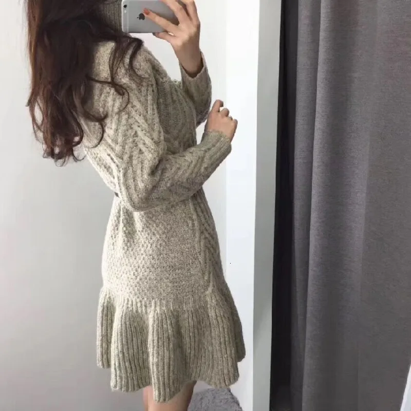 Зимнее платье свитер женское элегантное серое с высоким воротом и цветами из