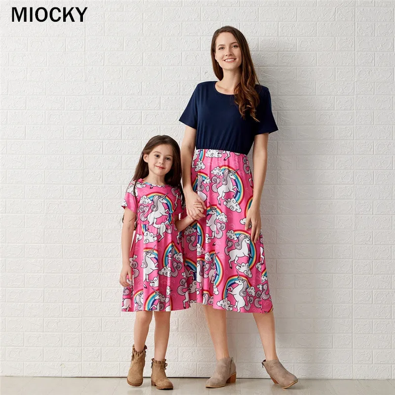 2020 г. Платья для мамы и дочки одинаковые платья с короткими рукавами принтом