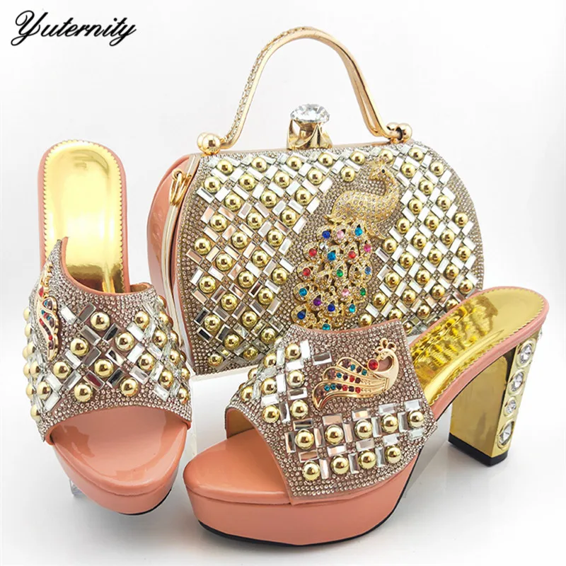 Комплект из туфель и сумочки в африканском стиле со стразами форме павлина