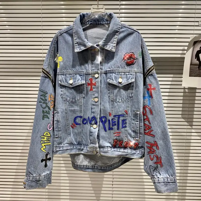 

New Fashion Rhinestone Letter Patched Graffiti Hand Painted Cartoon Back Zipper Streetwear Denim Jacket Women Jeans Coat