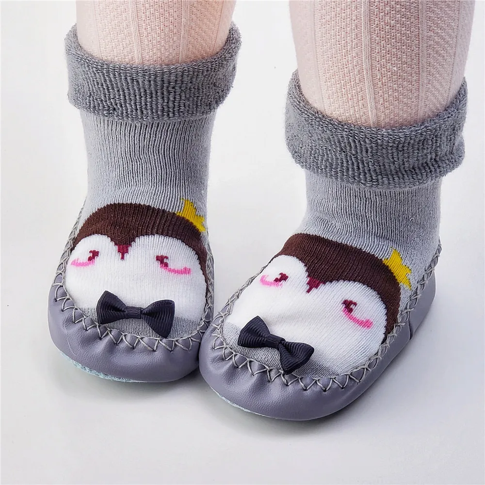 1023 Gray Penguin Теплая обувь для маленьких мальчиков; вязаные пинетки для новорожденных; домашняя обувь для маленьких девочек; зимние тапочки для первых шагов; мягкая подошва с изображением животных - Цвет: 1023 Gray Penguin
