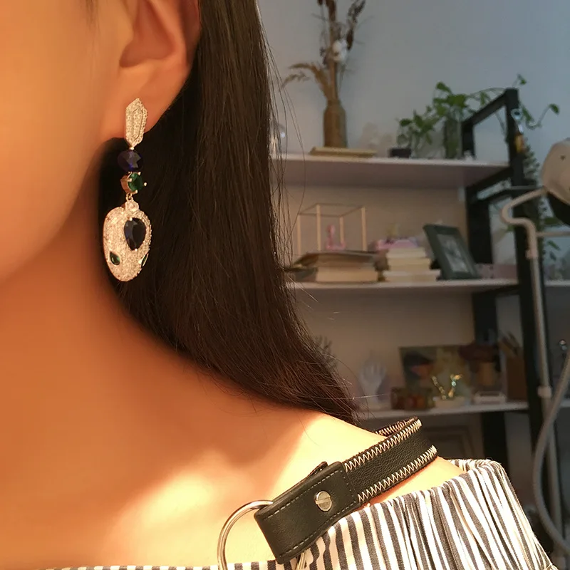 

Europe and the United States cold wind inlaid crystal diamond earrings female round color snakehead earrings female luxury