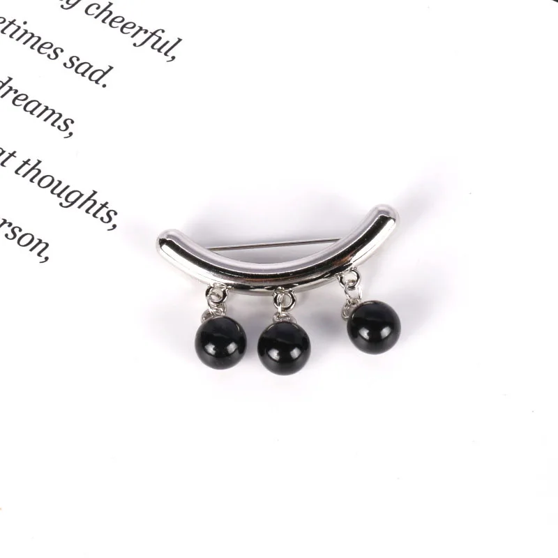 Простая металлическая брошь с красным жемчугом и подвеской булавки для пальто