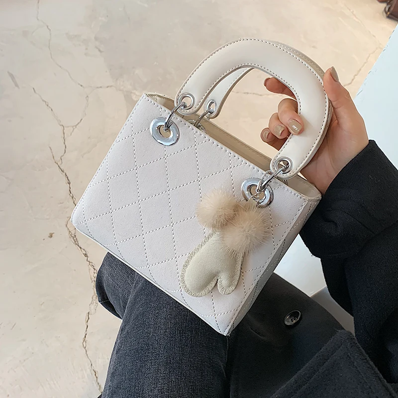 

Diamond Lattice embroidered small bag for women autumn / winter 2020 new fashion fashion portable Daifei bag online Red versatil
