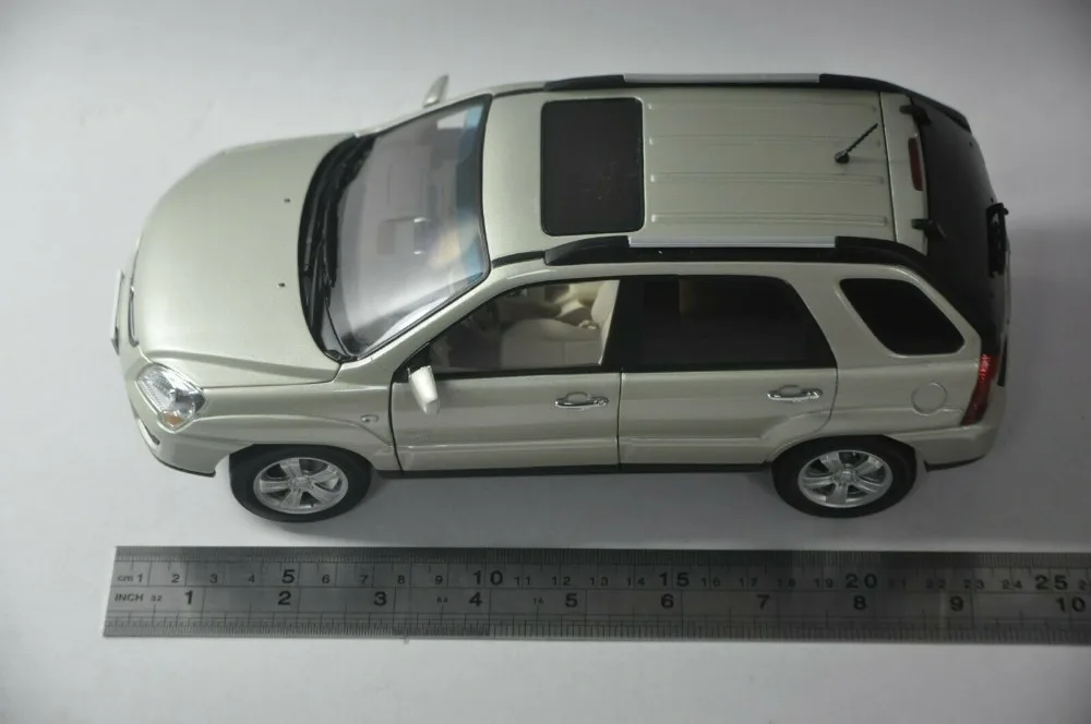 1:18 литая под давлением модель для Kia Sportage R 2008 Золотой внедорожник редкая Игрушечная машина из сплава миниатюрная коллекция подарки