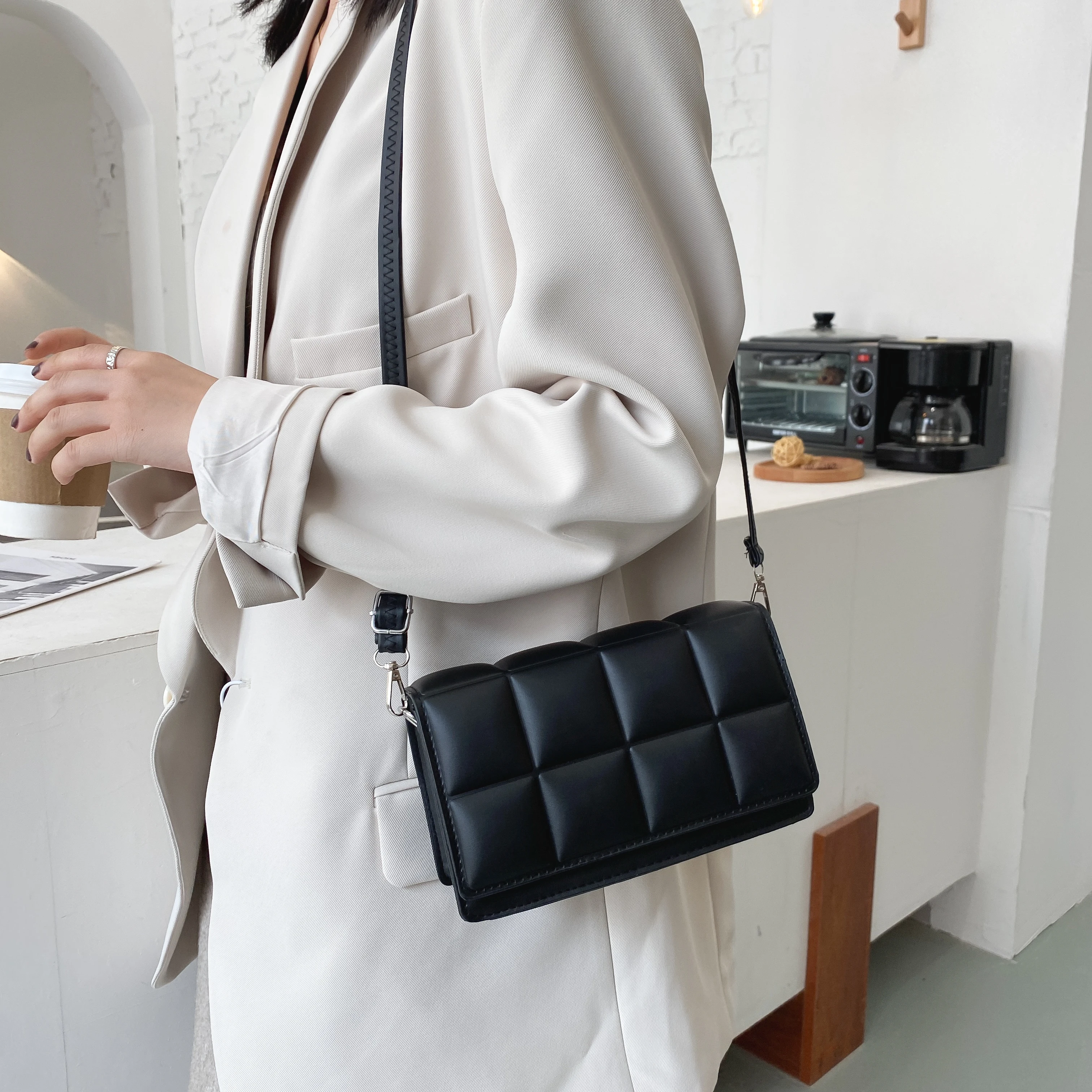 

2021 Solid Color Fashion Shoulder Handbags Female Travel Cross Body Bag Weave Small PU Leather Crossbody Bags For Women