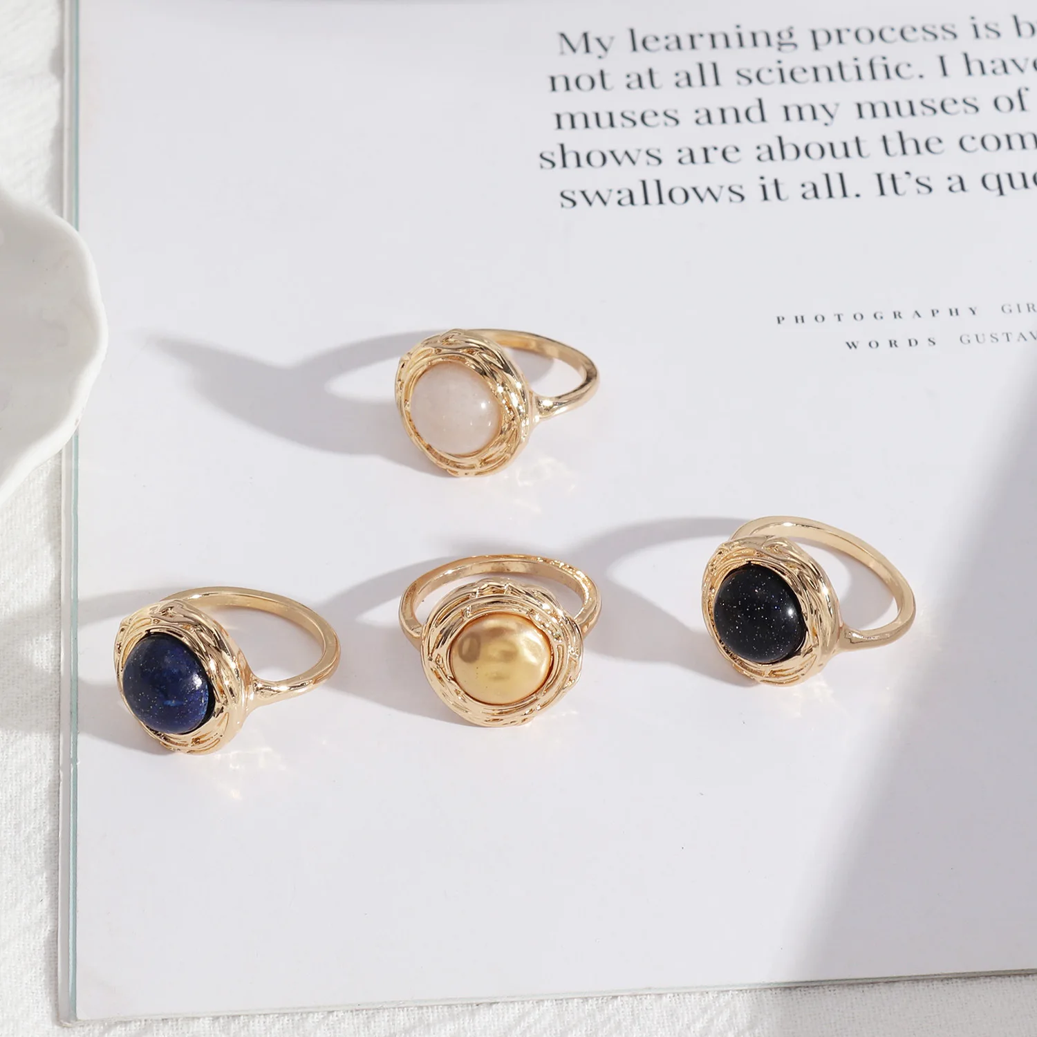 Он украшен круглыми синими розового цвета камня кварца кольца акриловые бусины