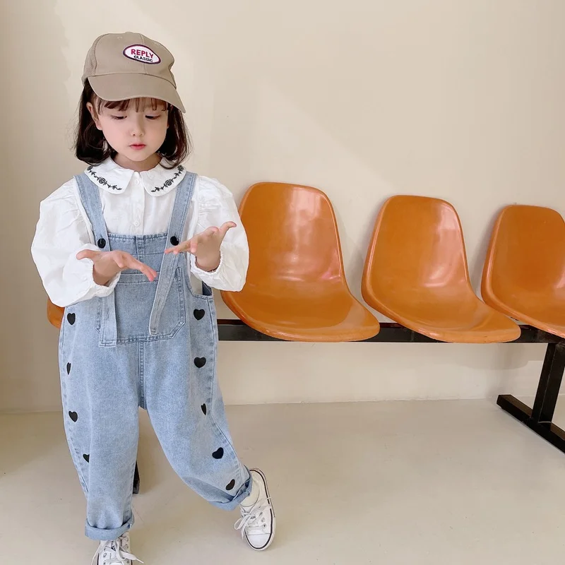 

Джинсовый комбинезон для девочек 2-8 лет, с принтом сердечек