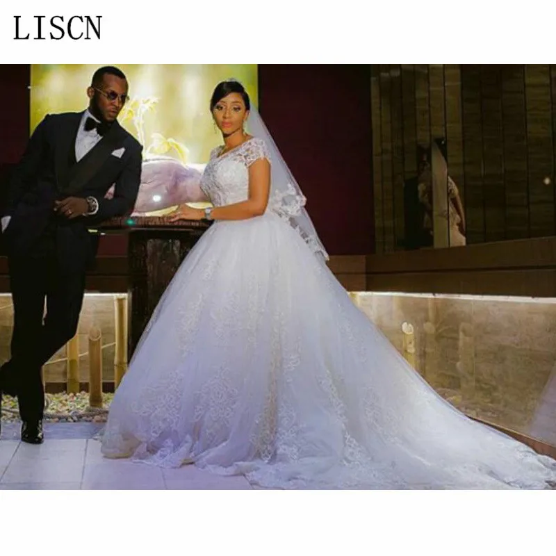 Свадебное платье с коротким рукавом длинным шлейфом и кружевной аппликацией |