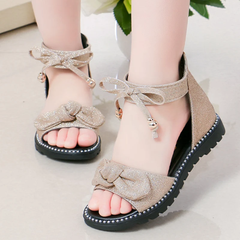Новейшие детские сандалии лето модные с вырезами для девочек Нескользящая