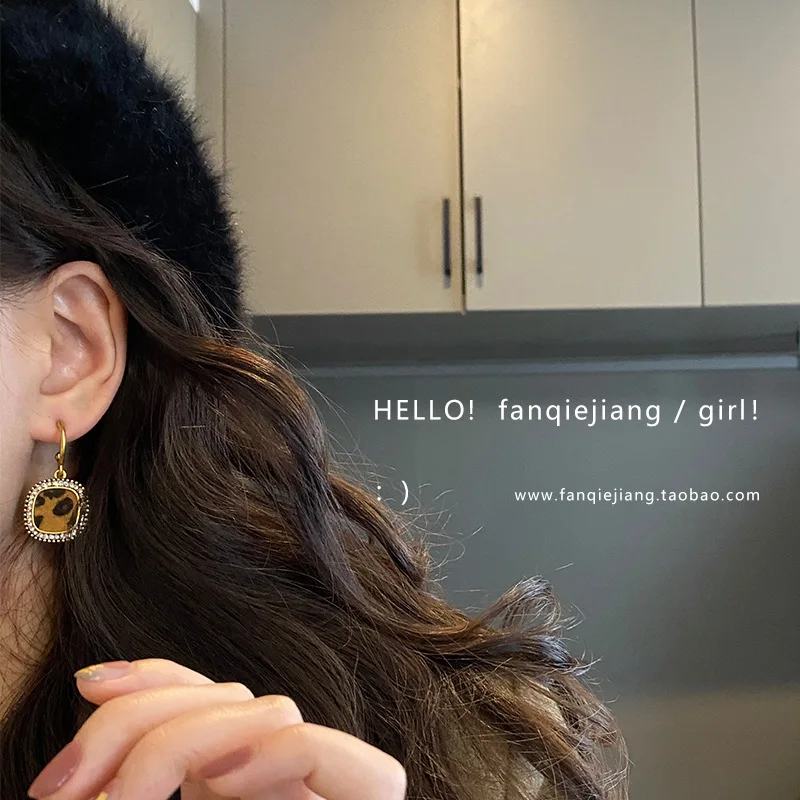 

CHOWLEE Retro Hong Kong Style Winter Leopard Print Geometric Earrings S925 Personality Niche Female Fashion Simple Earrings