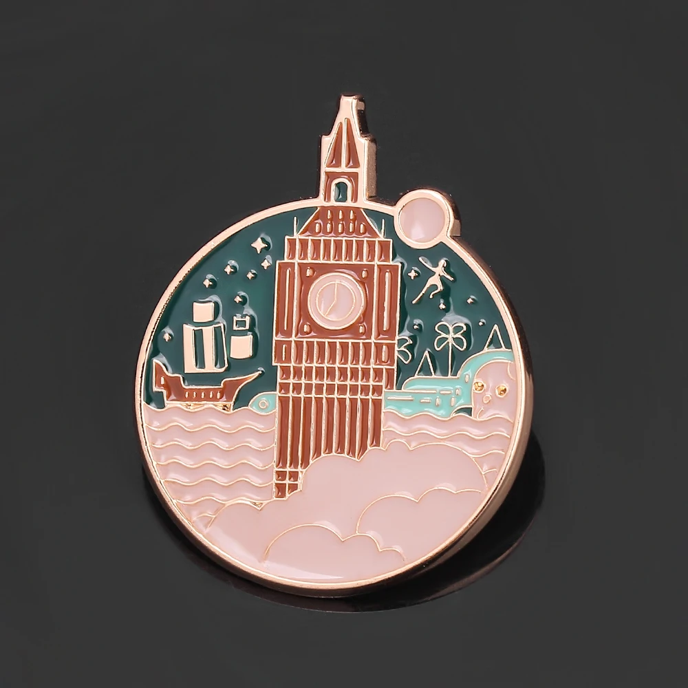 Английская эмалированная брошь с изображением часовой башни облаков в ночном