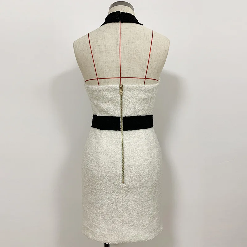 Летнее подиумное платье-карандаш золотистого Льва на пуговицах с цепочкой