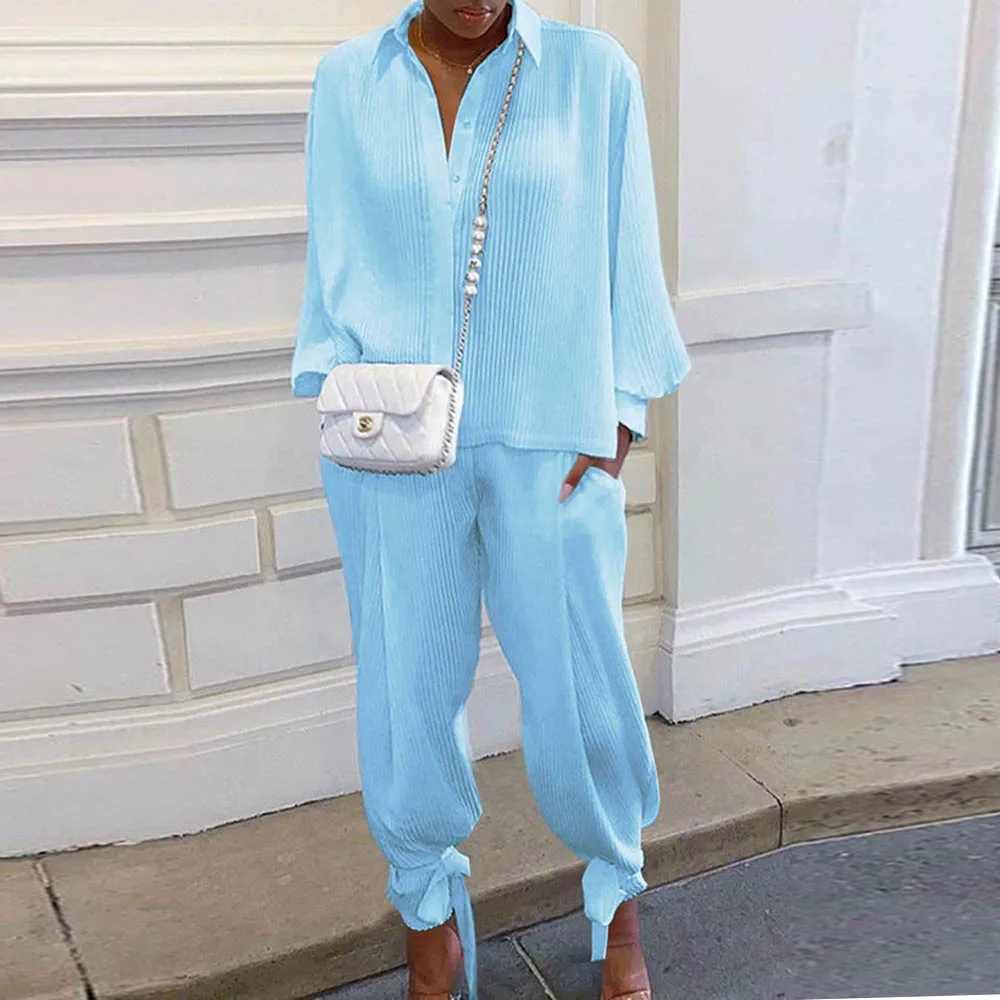 Женский костюм из двух предметов: рубашка с воротником-стойкой и длинными