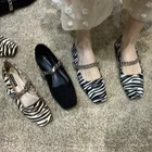 Женские туфли на плоской подошве, Туфли Мэри Джейн с цепочкой и полосками Зебра, неглубокие топ-сайдеры из флока, черные, 8917N, весна 2021