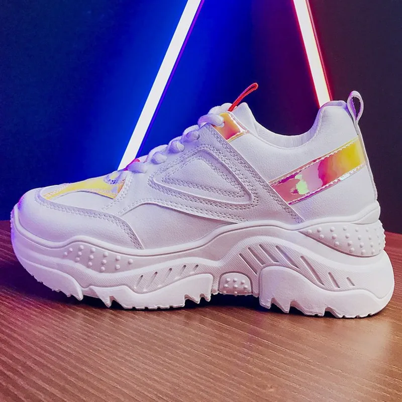 Стильные женские кроссовки увеличивающие рост 6 см белые кожаные на платформе