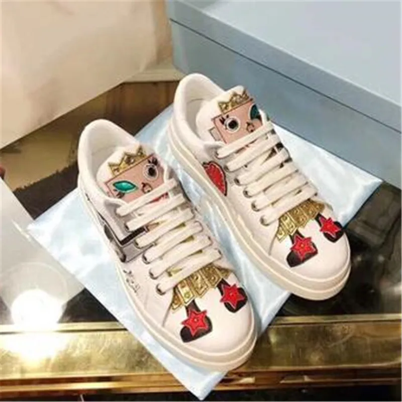 Наклейки с персонажами из мультфильмов, кроссовки с круглым носком из натуральной кожи, женская обувь, модная сетчатая обувь со шнуровкой на рифленой подошве, милые повседневные кроссовки