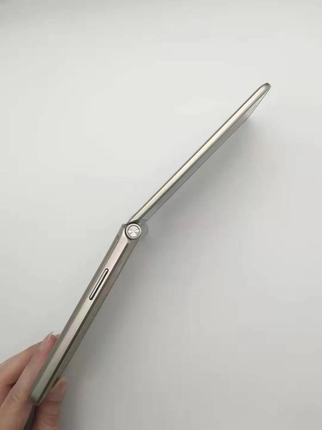 samsung Galaxy папка G1600, две sim-карты, четырехъядерный процессор, 2 Гб ОЗУ, 16 Гб ПЗУ, 8,0 МП, 3,8 дюйма, Android 6,0, смартфон с откидной крышкой, отремонтированный