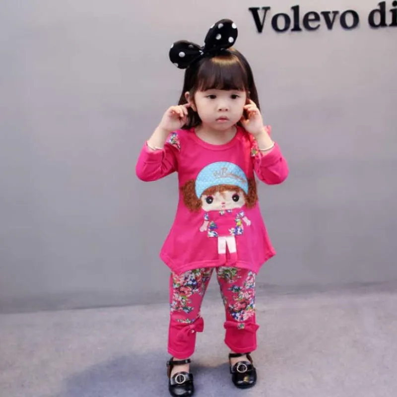 В 2021 году весенне-осенняя футболка с длинными рукавами и цветочным принтом для