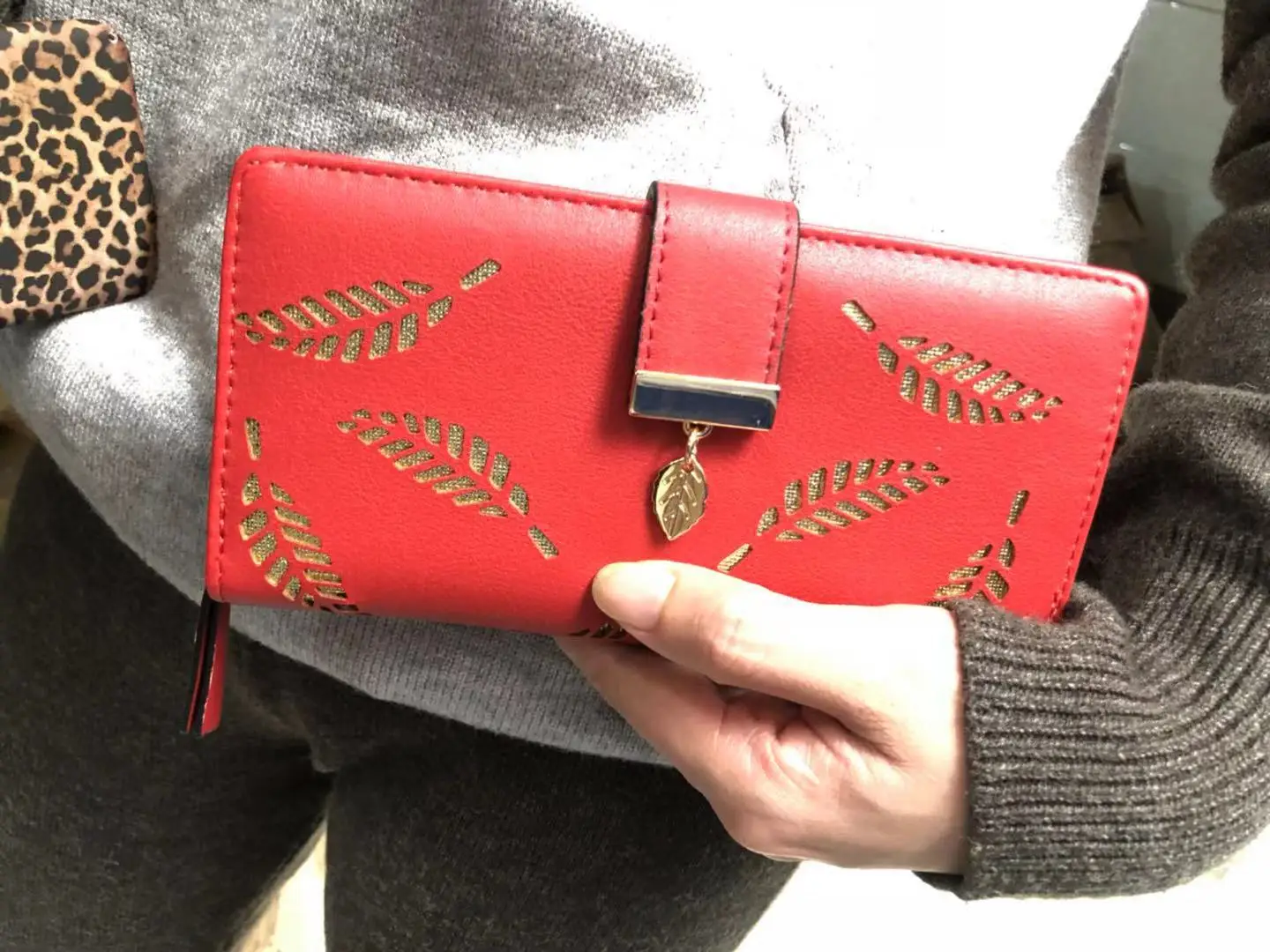 Red Женский кошелек из искусственной кожи, Женский Длинный кошелек с золотыми полыми листьями, Сумочка для женщин, кошелек для монет, держатель для карт, клатч - Цвет: Red