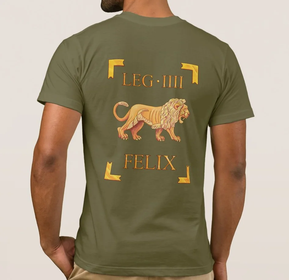 Мужская футболка с Легионами 4-го легиона Флавиа Феликс Львом отображаемой на