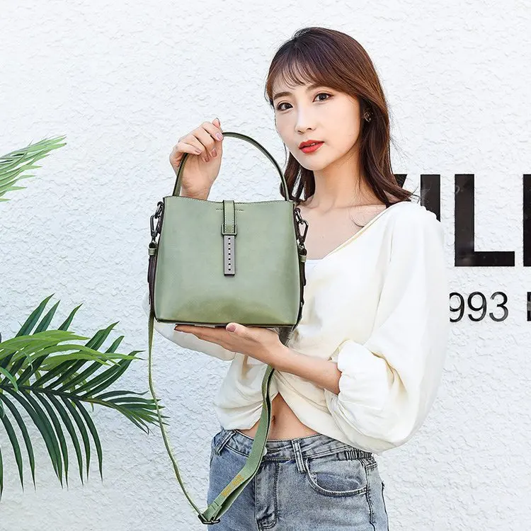 Повседневная сумка с широким ремешком дизайнерская женская на плечо роскошная