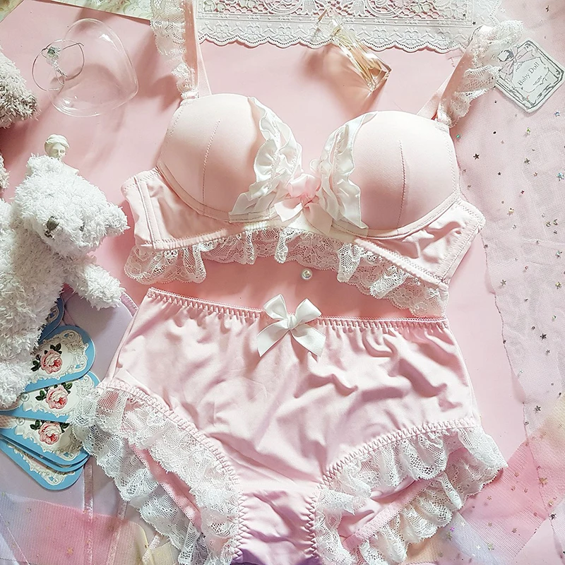 Комплект женского нижнего белья из бюстгальтера и трусов с чашками пуш