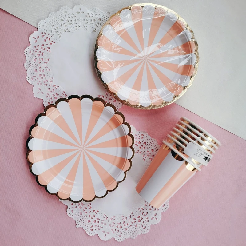 

Disposable Paper Cup Are 7-Inch Round Plate For An Outdoor Picnic Party