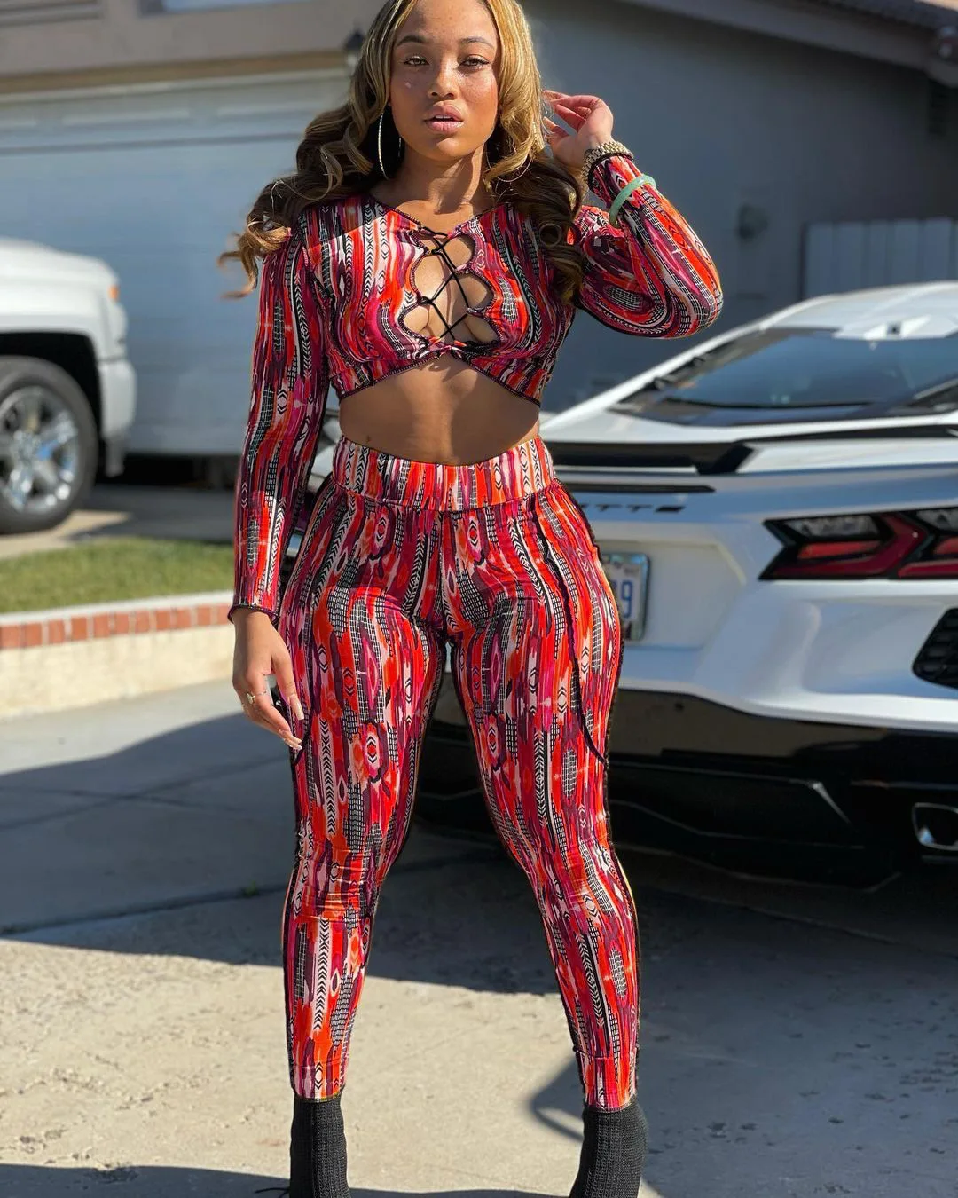 

Женский комплект из двух предметов с принтом, короткий топ с длинным рукавом и круглым вырезом и брюки-карандаш с вырезами, повседневный летний спортивный костюм