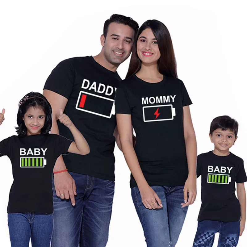 Family Matching Clothes Daddy Mom and Me Baby Boy Girl T-shirt Funny Battery Print Look Outfit | Мать и ребенок