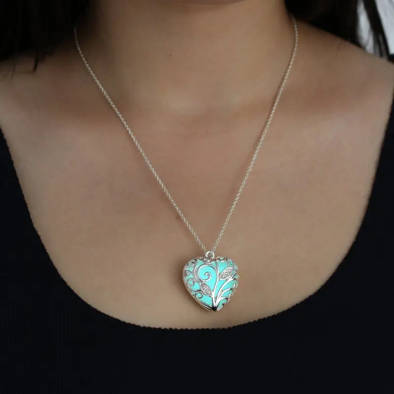 

Glowing Heart Necklace Hollow Leaves Design Luminous Alloy Neck Pendant Neck Jewelry Gift for Girls Women LL@17