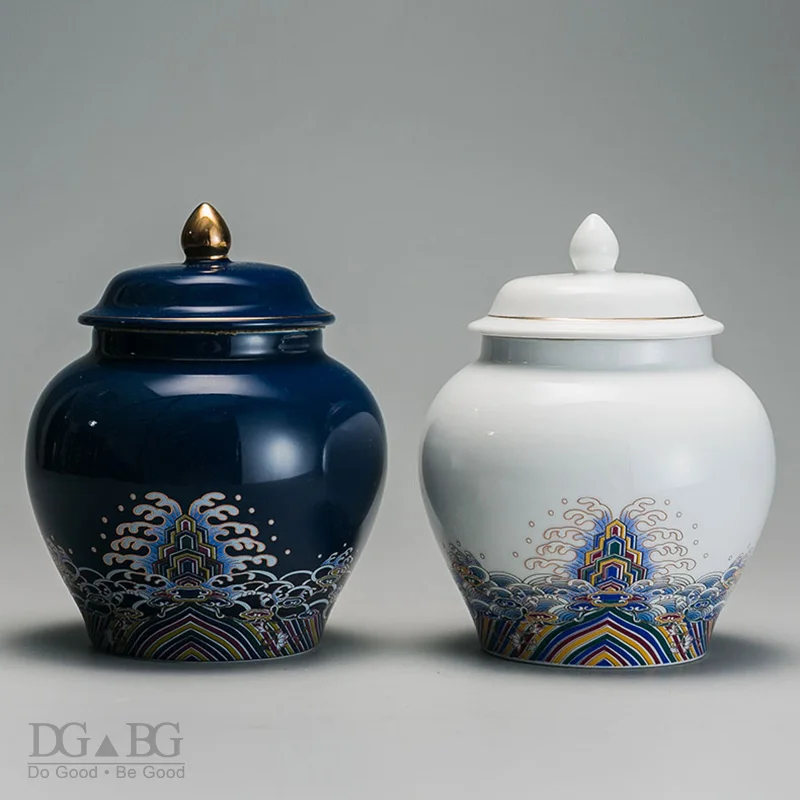 Белая фарфоровая эмалированная окрашенная урна из золотистой проволоки крупные