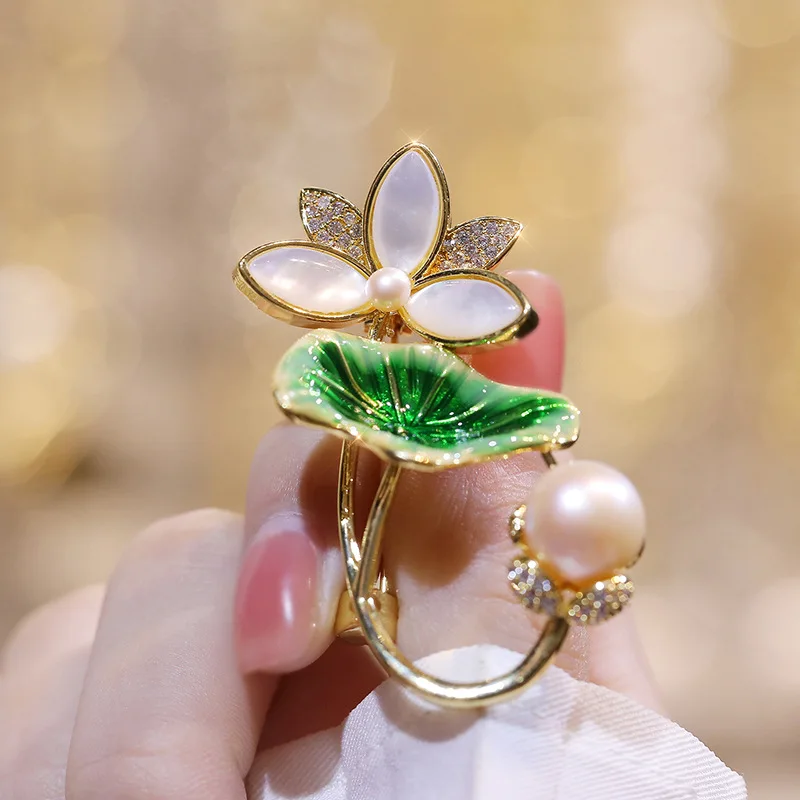 

Ajojewel Chinese Style Freshwater Pearl Brooches For Women Elegant Natural Shell Lotus Leaf Jewelry Wonderful Gift 2022 Bijoux