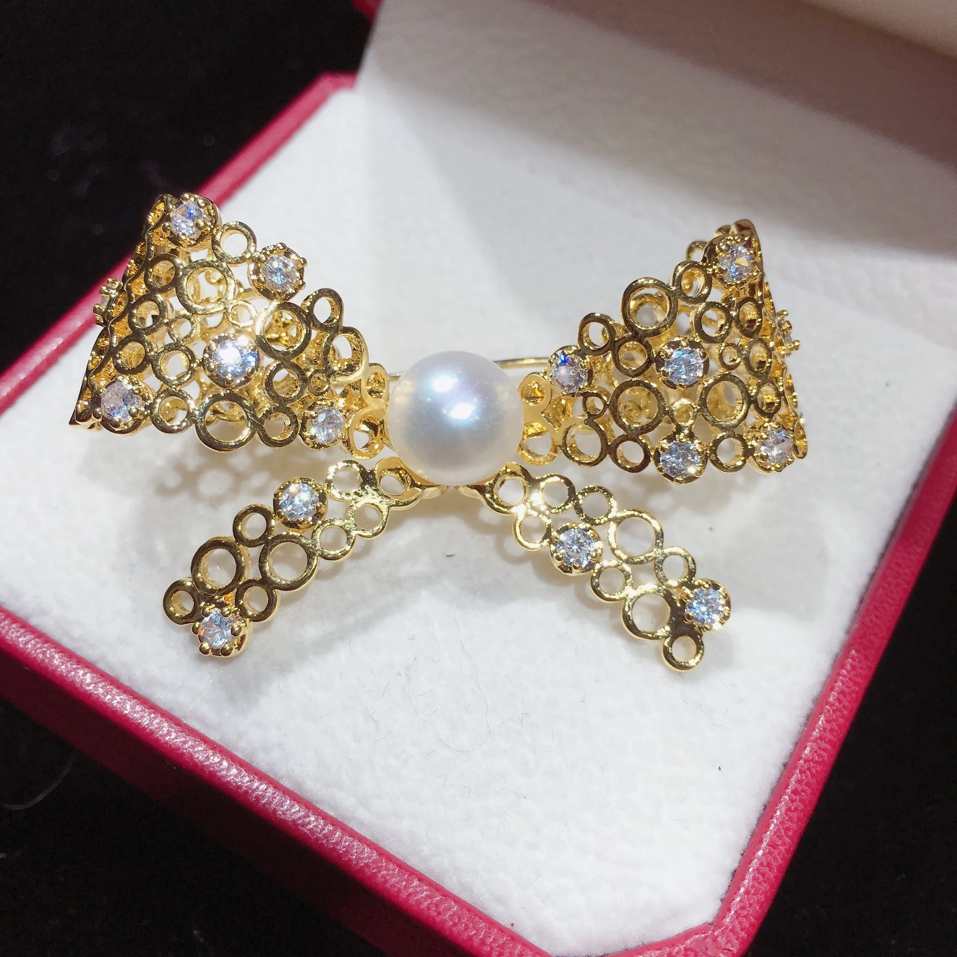 

Fine copper micro-inlaid natural freshwater pearl butterfly brooch pearl brooch high-grade technology