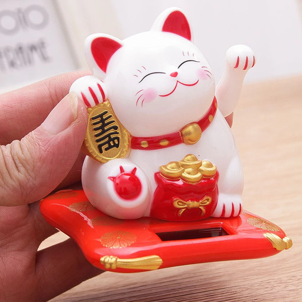 Удача везучий богатство приветственная кошка Милая на солнечной батарее с