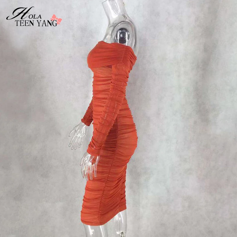 Женское облегающее платье с открытыми плечами вырезом-лодочкой новое однотонное