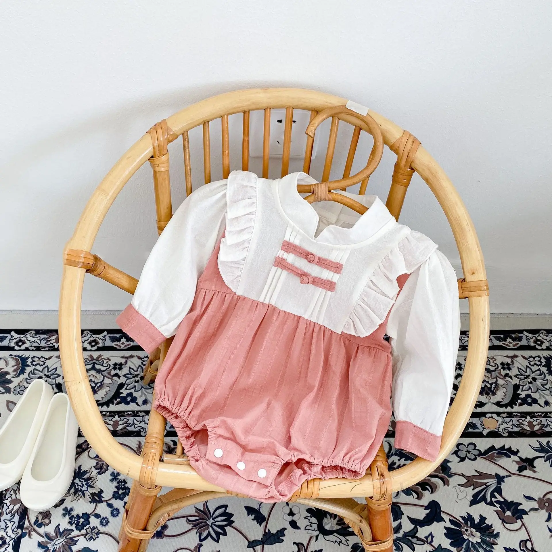 

Комбинезон детский демисезонный кружевной с оборками, на возраст 0-2 года